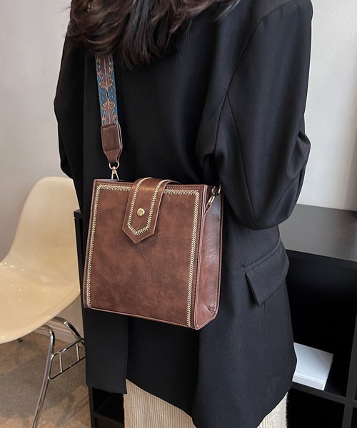 LA VORAGINE（ラ ヴォラジネ）の「ワイドベルト　スクエアショルダーバッグ（ショルダーバッグ・レディース・ブラック/ワイン/ダークブラウン/ブラウン・FREE）」の12枚目の写真