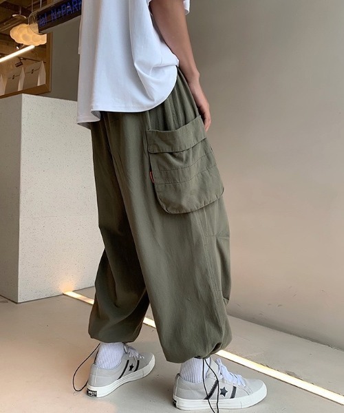 B.R.U(ブル)の「ビッグポケットワイドカーゴパンツ / ルーズシルエットカーゴパンツ / バルーンパンツ(カーゴパンツ・メンズ・ブラック/カーキ/ホワイト・FREE)」の1枚目の写真