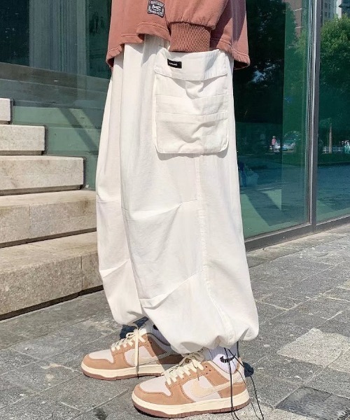 B.R.U(ブル)の「ビッグポケットワイドカーゴパンツ / ルーズシルエットカーゴパンツ / バルーンパンツ(カーゴパンツ・メンズ・ブラック/カーキ/ホワイト・FREE)」の18枚目の写真