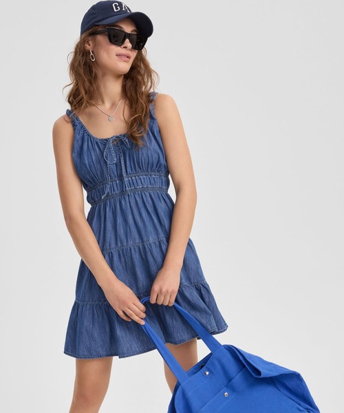 GAP(ギャップ)の「ウォッシュウェル デニム ティアード ミニワンピース(ワンピース・レディース・ライトインディゴブルー・M/L/XS/S/XXS)」の1枚目の写真