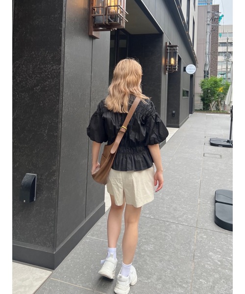 JUMELLE（ジュメロ）の「シャーリングBL（シャツ/ブラウス・レディース・ブラック/ライトベージュ・M）」の9枚目の写真