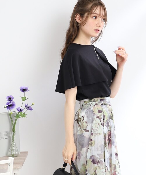 couture brooch（クチュールブローチ）の「◆【きちんと感のある着映えカットソー】ケープ風デザインTOPS（Tシャツ/カットソー・レディース・オフホワイト/ブラック・42/40/38/36）」の2枚目の写真