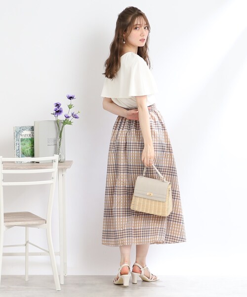 couture brooch（クチュールブローチ）の「◆【きちんと感のある着映えカットソー】ケープ風デザインTOPS（Tシャツ/カットソー・レディース・オフホワイト/ブラック・42/40/38/36）」の5枚目の写真