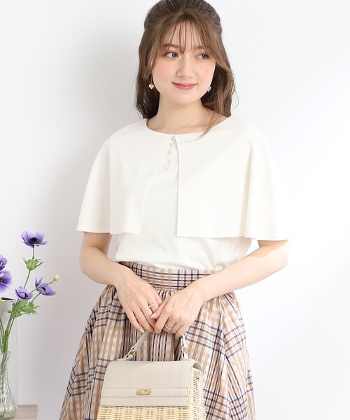 couture brooch（クチュールブローチ）の「◆【きちんと感のある着映えカットソー】ケープ風デザインTOPS（Tシャツ/カットソー・レディース・オフホワイト/ブラック・42/40/38/36）」の6枚目の写真