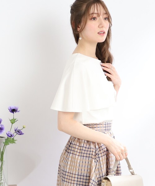 couture brooch（クチュールブローチ）の「◆【きちんと感のある着映えカットソー】ケープ風デザインTOPS（Tシャツ/カットソー・レディース・オフホワイト/ブラック・42/40/38/36）」の7枚目の写真