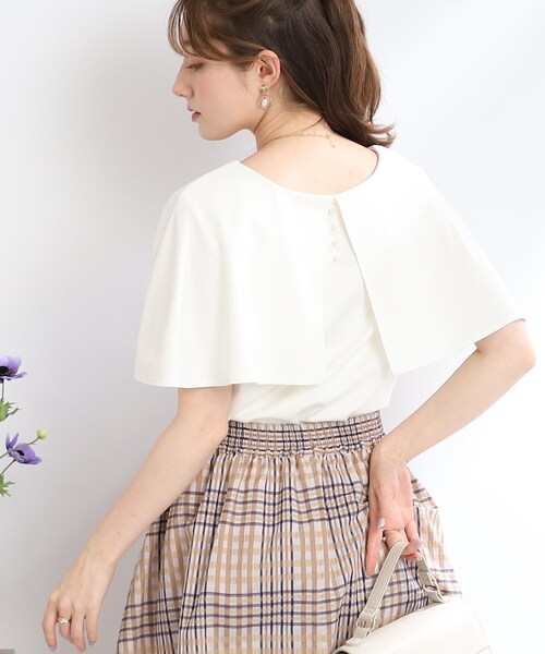 couture brooch（クチュールブローチ）の「◆【きちんと感のある着映えカットソー】ケープ風デザインTOPS（Tシャツ/カットソー・レディース・オフホワイト/ブラック・42/40/38/36）」の10枚目の写真