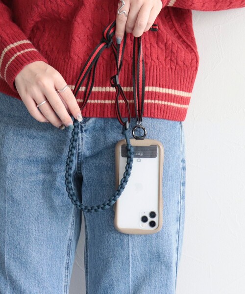 fredy emue（フレディエミュ）の「平編みスマホショルダーストラップ（スマホグッズ・レディース・ネイビー/ブラック/オフホワイト/カーキ・FREE）」の4枚目の写真