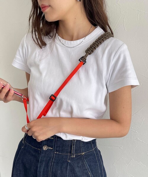 fredy emue（フレディエミュ）の「平編みスマホショルダーストラップ（スマホグッズ・レディース・ネイビー/ブラック/オフホワイト/カーキ・FREE）」の3枚目の写真