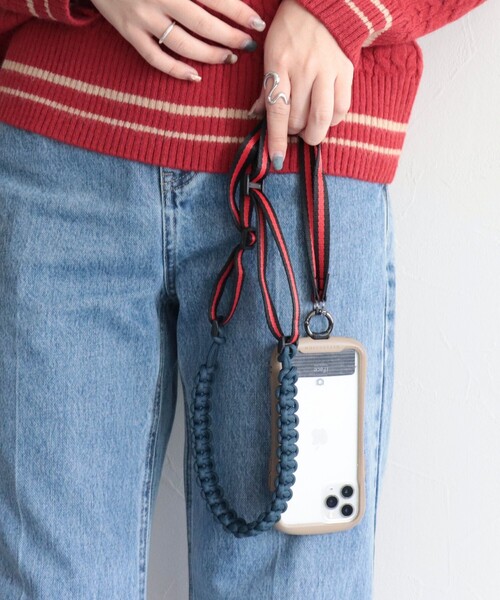 fredy emue（フレディエミュ）の「平編みスマホショルダーストラップ（スマホグッズ・レディース・ネイビー/ブラック/オフホワイト/カーキ・FREE）」の6枚目の写真