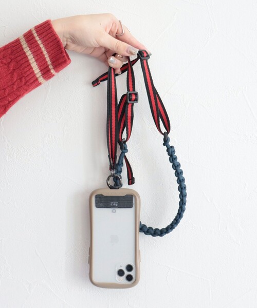 fredy emue（フレディエミュ）の「平編みスマホショルダーストラップ（スマホグッズ・レディース・ネイビー/ブラック/オフホワイト/カーキ・FREE）」の7枚目の写真