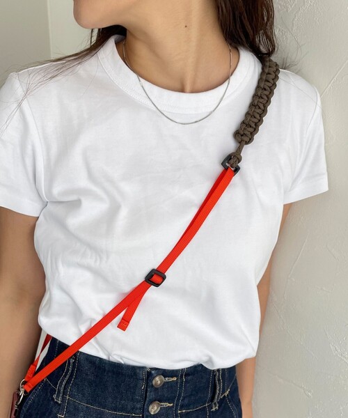 fredy emue（フレディエミュ）の「平編みスマホショルダーストラップ（スマホグッズ・レディース・ネイビー/ブラック/オフホワイト/カーキ・FREE）」の8枚目の写真