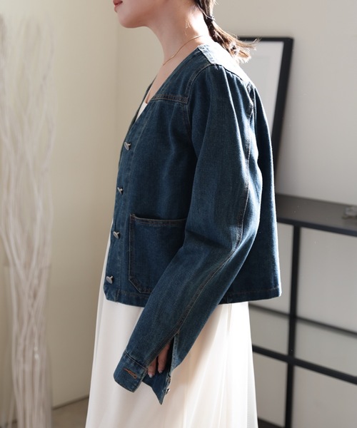 ULEULA(ウルア)の「Vネックノーカラーデニムジャケット(デニムジャケット・レディース・サックスブルー/ブルー・FREE)」の7枚目の写真