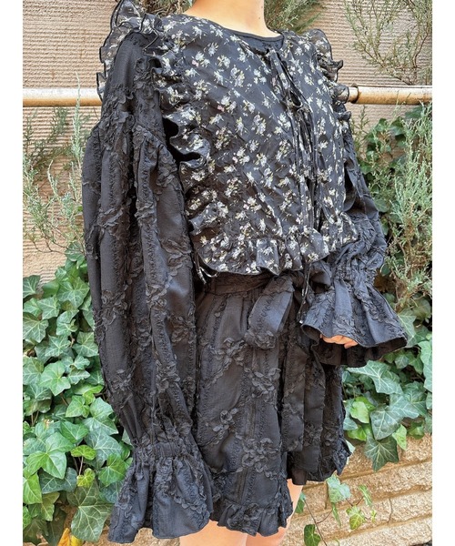 merry jenny（メリージェニー）の「fluffy flower ミニオールインワン（つなぎ/オールインワン・レディース・ブラック/オフホワイト・FREE）」の2枚目の写真