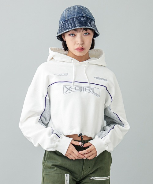 X-girl(エックスガール)の「CONTRAST PIPING CROPPED HOODIE(パーカー・レディース・ブラック/オレンジ/ホワイト・M/S)」の2枚目の写真