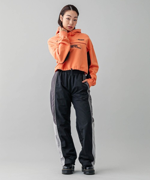 X-girl(エックスガール)の「CONTRAST PIPING CROPPED HOODIE(パーカー・レディース・ブラック/オレンジ/ホワイト・M/S)」の18枚目の写真