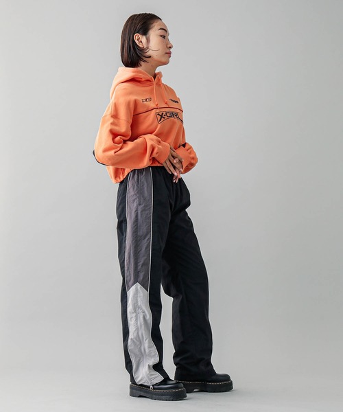 X-girl(エックスガール)の「CONTRAST PIPING CROPPED HOODIE(パーカー・レディース・ブラック/オレンジ/ホワイト・M/S)」の19枚目の写真