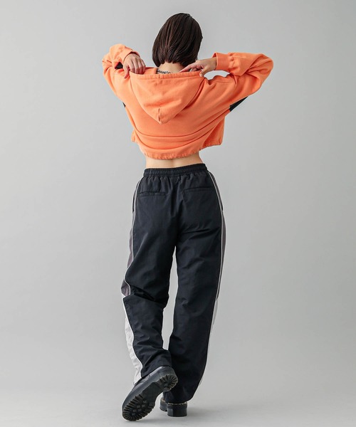 X-girl(エックスガール)の「CONTRAST PIPING CROPPED HOODIE(パーカー・レディース・ブラック/オレンジ/ホワイト・M/S)」の20枚目の写真