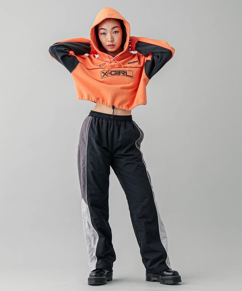 X-girl(エックスガール)の「CONTRAST PIPING CROPPED HOODIE(パーカー・レディース・ブラック/オレンジ/ホワイト・M/S)」の21枚目の写真