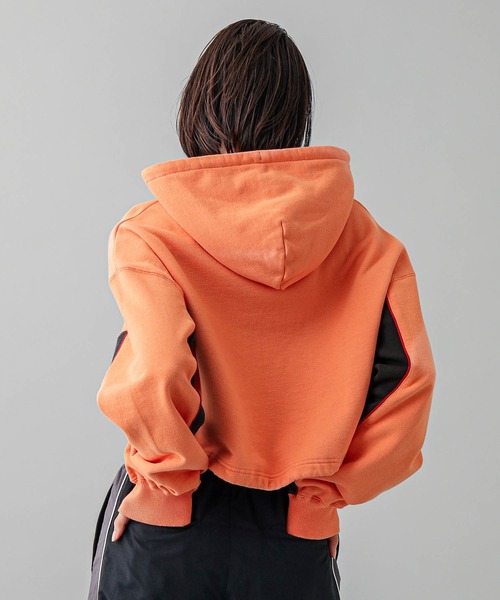 X-girl(エックスガール)の「CONTRAST PIPING CROPPED HOODIE(パーカー・レディース・ブラック/オレンジ/ホワイト・M/S)」の16枚目の写真