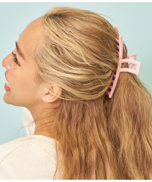 anap mimpi（アナップミンピ）の「カラー スクエア ビッグ バンスクリップ ヘアクリップ（バレッタ/ヘアクリップ・レディース・ラベンダー/オレンジ/ライトピンク/イエロー×グリーン/オフホワイト・FREE）」の4枚目の写真