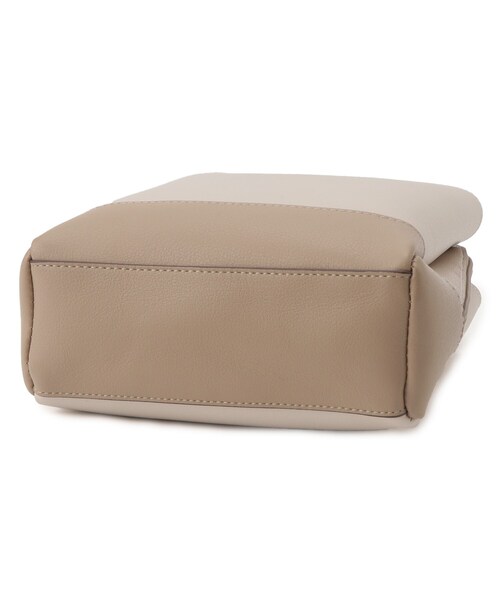 SHOO・LA・RUE（シューラルー）の「【軽量/大人カジュアル】 ふわっと軽い三層ショルダーバッグ（ショルダーバッグ・レディース・シルバー/ブラック/グレー系4/オレンジ/ブルー系その他/ベージュ系4・00）」の16枚目の写真