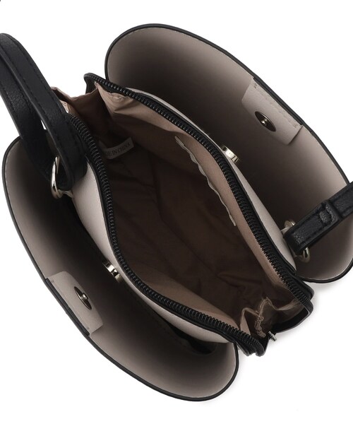 SHOO・LA・RUE（シューラルー）の「【軽量/大人カジュアル】 ふわっと軽い三層ショルダーバッグ（ショルダーバッグ・レディース・シルバー/ブラック/グレー系4/オレンジ/ブルー系その他/ベージュ系4・00）」の22枚目の写真