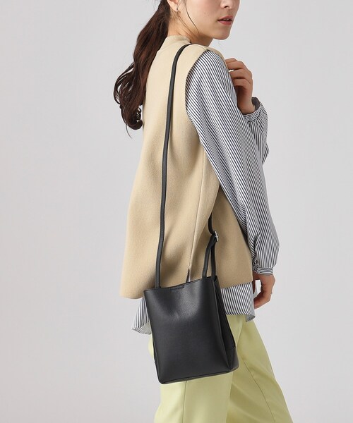 SHOO・LA・RUE（シューラルー）の「【軽量/大人カジュアル】 ふわっと軽い三層ショルダーバッグ（ショルダーバッグ・レディース・シルバー/ブラック/グレー系4/オレンジ/ブルー系その他/ベージュ系4・00）」の3枚目の写真