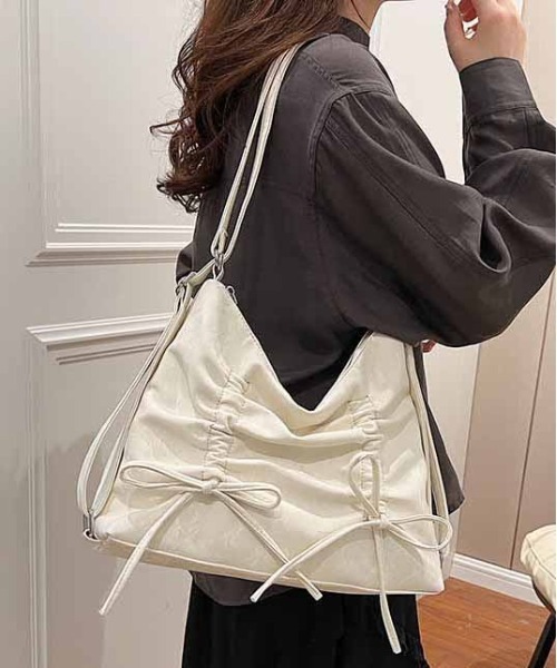gossip！ロサンゼルス（ゴシップロサンゼルス）の「Y2K 【 10色展開 】   紐リボン バックパック/ショルダーバッグ / A4サイズ対応（ショルダーバッグ・レディース・ホワイト/ピンク/ブラック/シルバー/グリーン/ブラック系その他/グレー/アイボリー/ブルー/イエロー・FREE）」の3枚目の写真