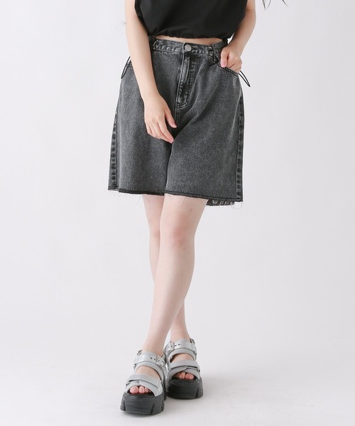 repipi armario（レピピ アルマリオ）の「デニムホックショートパンツ（デニムパンツ・キッズ・ブラック系/ライトブルー/その他・SMALL/MEDIUM/LARGE）」の2枚目の写真