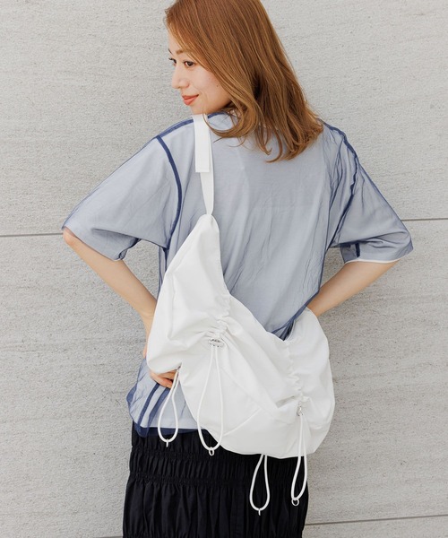 LAKOLE(ラコレ)の「フロントドロストミドルショルダーバッグ / 125599(ショルダーバッグ・レディース・ブラック/ホワイト/ライトグリーン/オフホワイト・FREE)」の2枚目の写真