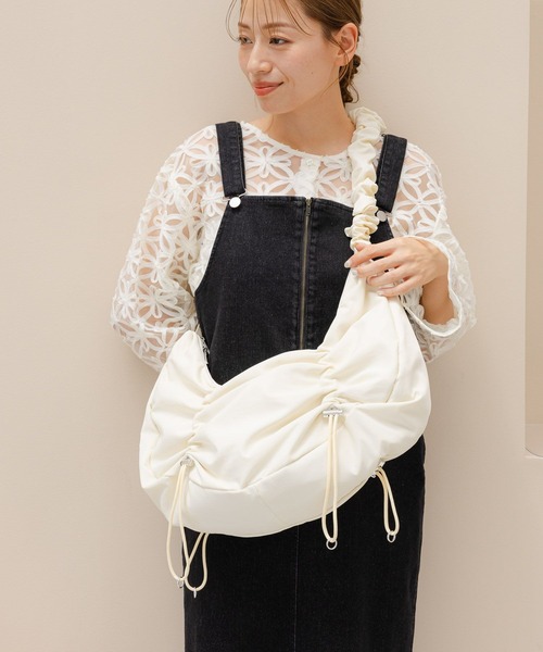 LAKOLE(ラコレ)の「フロントドロストミドルショルダーバッグ / 125599(ショルダーバッグ・レディース・ブラック/ホワイト/ライトグリーン/オフホワイト・FREE)」の3枚目の写真