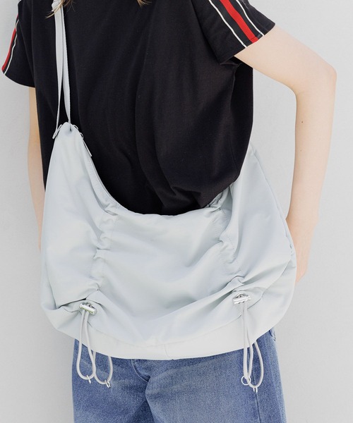 LAKOLE(ラコレ)の「フロントドロストミドルショルダーバッグ / 125599(ショルダーバッグ・レディース・ブラック/ホワイト/ライトグリーン/オフホワイト・FREE)」の17枚目の写真