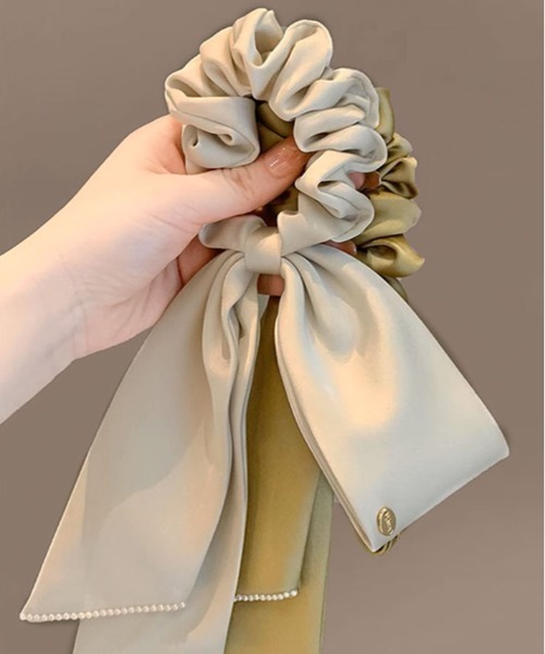 kirakiraShop（キラキラショップ）の「サテン ビッグ リボン シュシュ（シュシュ・レディース・クリーム/ブラック/オリーブ・FREE）」の5枚目の写真