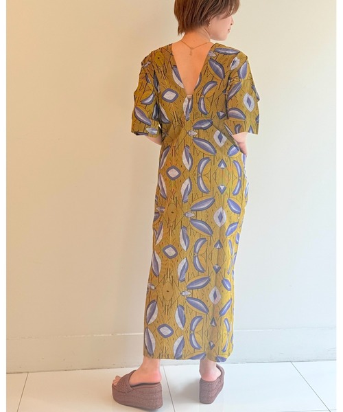 sara mallika（サラ マリカ）の「CTN AFRICAN PRT VNECK DRESS