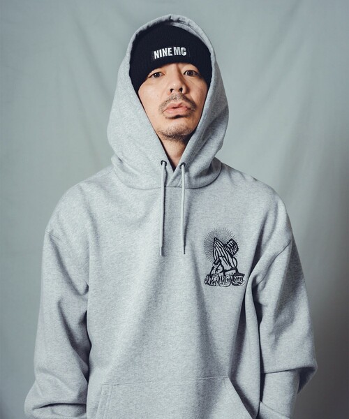 NineMicrophones(ナインマイクロフォンズ)の「Pray with the microphone PARKA(ベスト・メンズ・グレー/バーガンディー/ブラック・LARGE/MEDIUM/SMALL/XX-LARGE/X-LARGE)」の22枚目の写真
