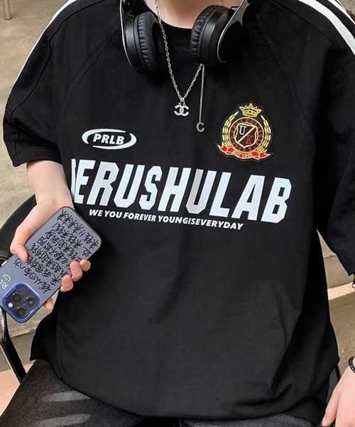 NOWLE(ノウル)の「【NOWLE】エンブレム ワッペン付き ライン柄 コットン ゲームシャツ(Tシャツ/カットソー・メンズ・ホワイト/ブラック/レッド・X-LARGE/LARGE/MEDIUM)」の1枚目の写真