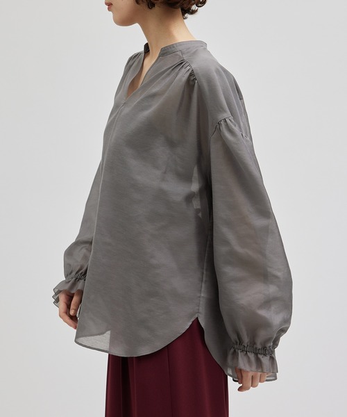 ROPE'（ロペ）の「ブライトローンギャザーブラウス（シャツ/ブラウス・レディース・サックスブルー/オフホワイト/グレー・FREE）」の2枚目の写真