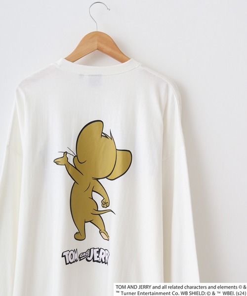 Tom&Jerry(トムアンドジェリー)の「Tom and Jerry Wide sleeve long-T / トムとジェリー オーバーサイズ ロングスリーブTシャツ unisex(Tシャツ/カットソー・メンズ・ホワイト系3/ホワイト系2/ホワイト系1/パープル/ベージュ/ブラック/オレンジ/杢グレー/オフホワイト/ダークグリーン/チャコールグレー/ネイビー/チャコール/ベージュ系2/グリーン系1/ブラック系1・L/M/XL)」の2枚目の写真