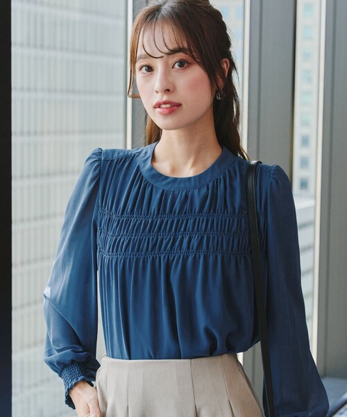 Tiaclasse(ティアクラッセ)の「シフォンシャーリングブラウス(シャツ/ブラウス・レディース・ブラック/オフホワイト/ピンク/ブルー・M/L)」の3枚目の写真