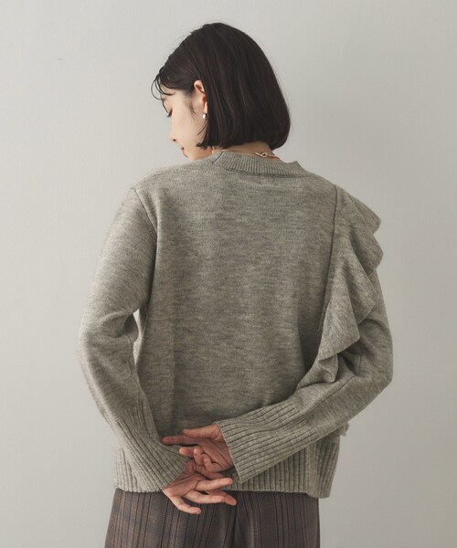 OPAQUE.CLIP（オペークドットクリップ）の「◆《美人百花掲載》アシメフリルミドルゲージニット【洗濯機洗い可】（ニット/セーター・レディース・グレー/ネイビー/ベージュ・38/36/40）」の4枚目の写真