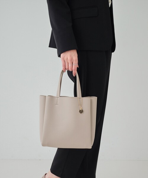 SHOO・LA・RUE（シューラルー）の「◆【軽量】一枚革風あおりトートバッグ（トートバッグ・レディース・シルバー/ブラウン系その他/ブラック/ライトグレー・00）」の5枚目の写真