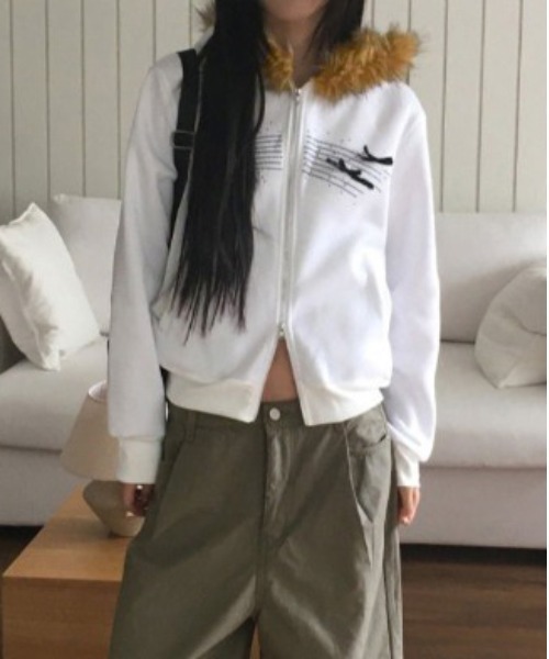 gossip!ロサンゼルス(ゴシップロサンゼルス)の「Y2K エコファー フード スターラインストーン スウェット ジップ パーカー 裏起毛(パーカー・レディース・ブラック/ホワイト・FREE)」の13枚目の写真