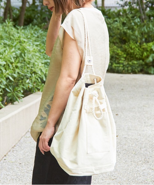 CUBE SUGAR（キューブシュガー）の「キャンバスロープ使いバッグ（ショルダーバッグ・レディース・ナチュラル/グリーン/レッド/ブラック・M）」の3枚目の写真