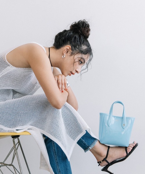 Beau're(ヴュレ)の「BEAURE ヴュレ エナメル 2WAY ミニ トート(トートバッグ・レディース・ベージュ系その他/ライトブルー/ブラック/レッド/ゴールド/ピンク・FREE)」の1枚目の写真