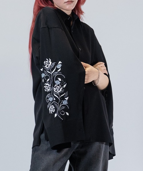 Naive magic（ナイーブマジック）の「【a】〔Naive magic〕フラワーエンブロイダリー アームスリットシャツ（シャツ/ブラウス・メンズ・ホワイト/ブラック・LARGE/MEDIUM）」の2枚目の写真