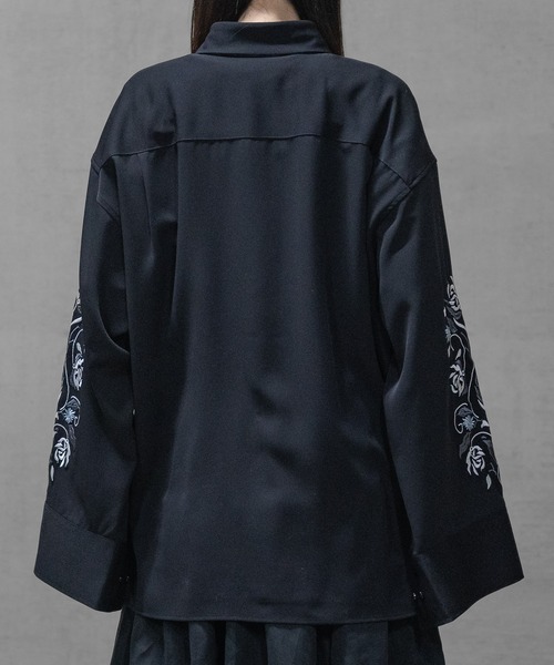 Naive magic（ナイーブマジック）の「【a】〔Naive magic〕フラワーエンブロイダリー アームスリットシャツ（シャツ/ブラウス・メンズ・ホワイト/ブラック・LARGE/MEDIUM）」の17枚目の写真