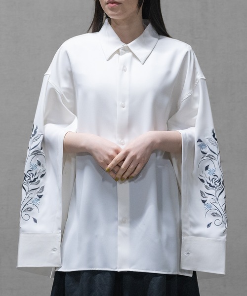 Naive magic（ナイーブマジック）の「【a】〔Naive magic〕フラワーエンブロイダリー アームスリットシャツ（シャツ/ブラウス・メンズ・ホワイト/ブラック・LARGE/MEDIUM）」の3枚目の写真