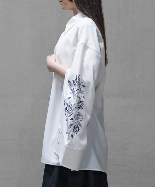 Naive magic（ナイーブマジック）の「【a】〔Naive magic〕フラワーエンブロイダリー アームスリットシャツ（シャツ/ブラウス・メンズ・ホワイト/ブラック・LARGE/MEDIUM）」の4枚目の写真