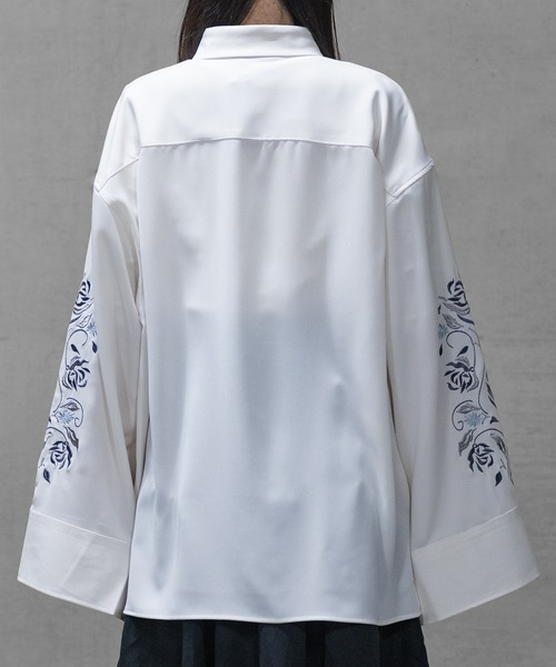 Naive magic（ナイーブマジック）の「【a】〔Naive magic〕フラワーエンブロイダリー アームスリットシャツ（シャツ/ブラウス・メンズ・ホワイト/ブラック・LARGE/MEDIUM）」の5枚目の写真