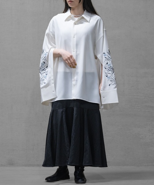 Naive magic（ナイーブマジック）の「【a】〔Naive magic〕フラワーエンブロイダリー アームスリットシャツ（シャツ/ブラウス・メンズ・ホワイト/ブラック・LARGE/MEDIUM）」の6枚目の写真